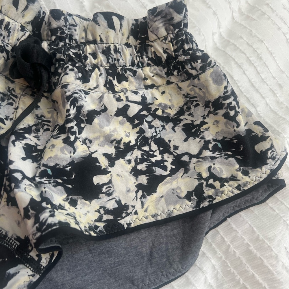 Lululemon Reversible Water Surf Short in Crosscourt Petal Gray Black - Size 2? - Picture 5 of 10